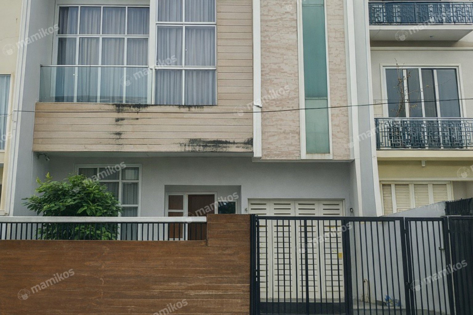 Rumah Sertifikat SHM 4 Kamar Tidur 3 Kamar Mandi Intercon Jakarta Barat