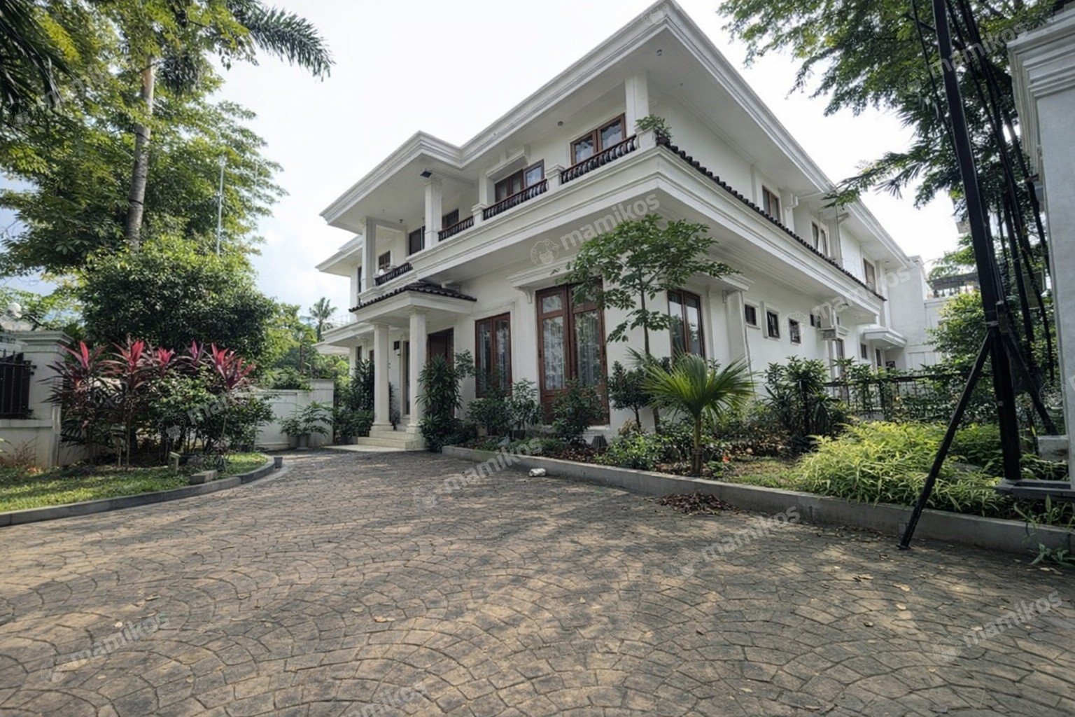 Rumah Sertifikat SHM 10 Kamar Tidur 7 Kamar Mandi Mega Kuningan Jakarta Selatan