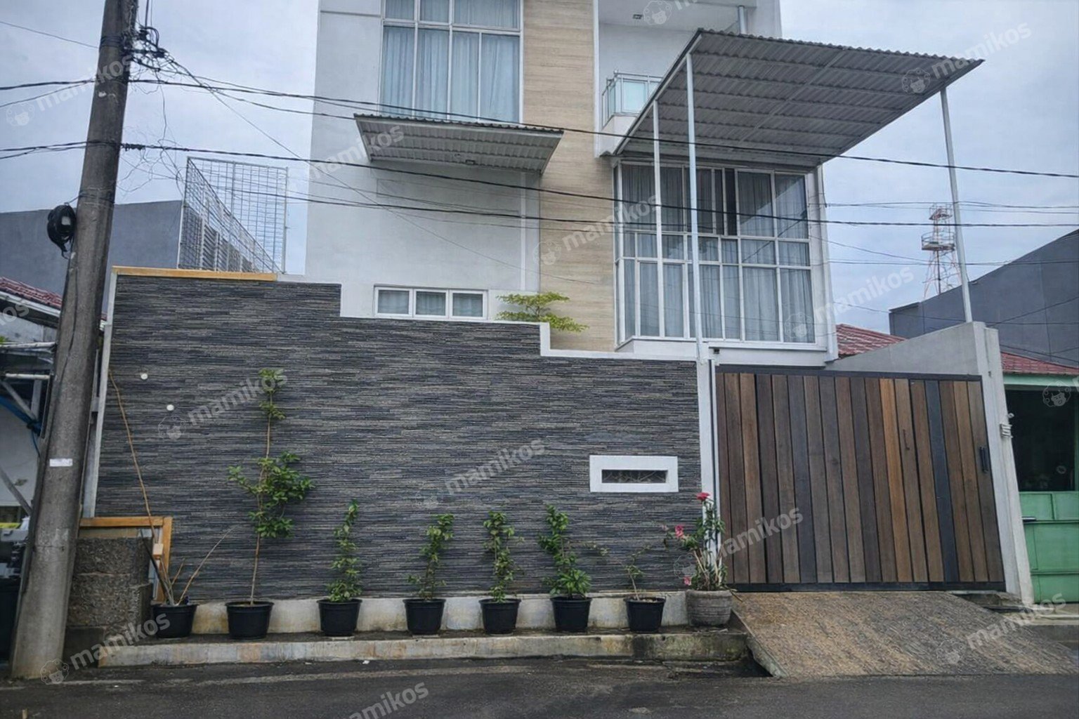 Rumah Sertifikat SHM 5 Kamar Tidur 4 Kamar Mandi Taman Kencana Jakarta Barat