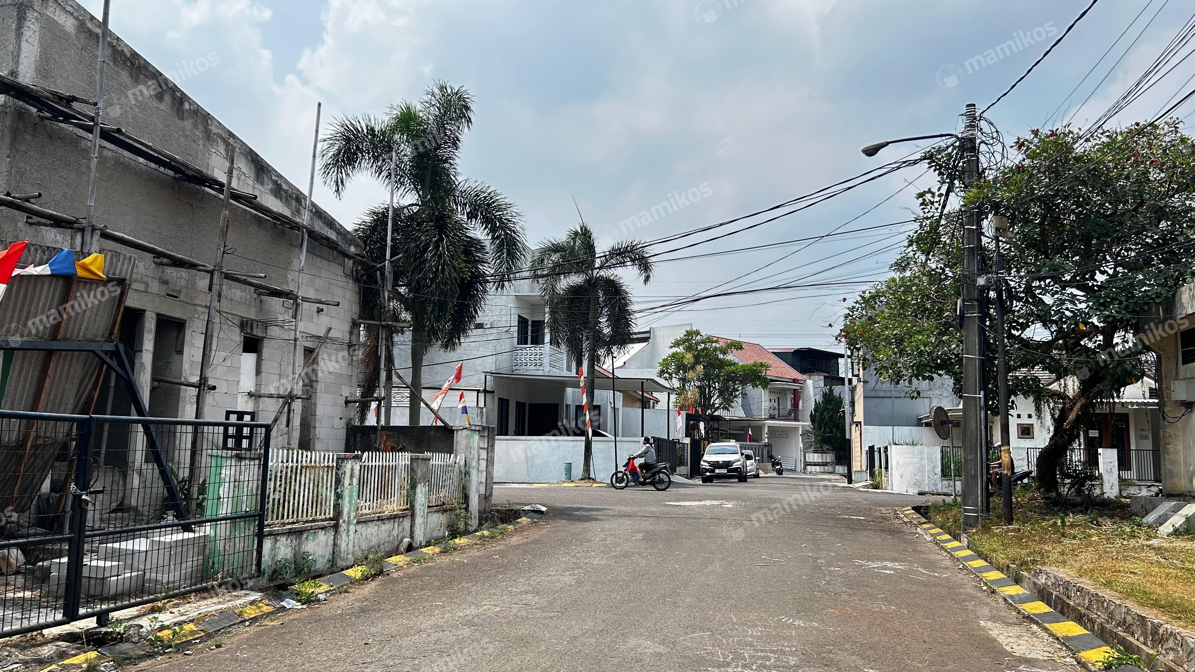 Rumah Cluster Ambassador II Blok D 1 No. 1 Dekat Stasiun KRL Stasiun Rawa Buntu Fasilitas Garasi Rawakalong Bogor - Photo 3