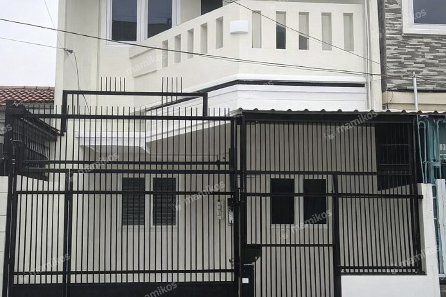Rumah Sertifikat SHM 4 Kamar Tidur 3 Kamar Mandi Taman Ratu Jakarta Barat