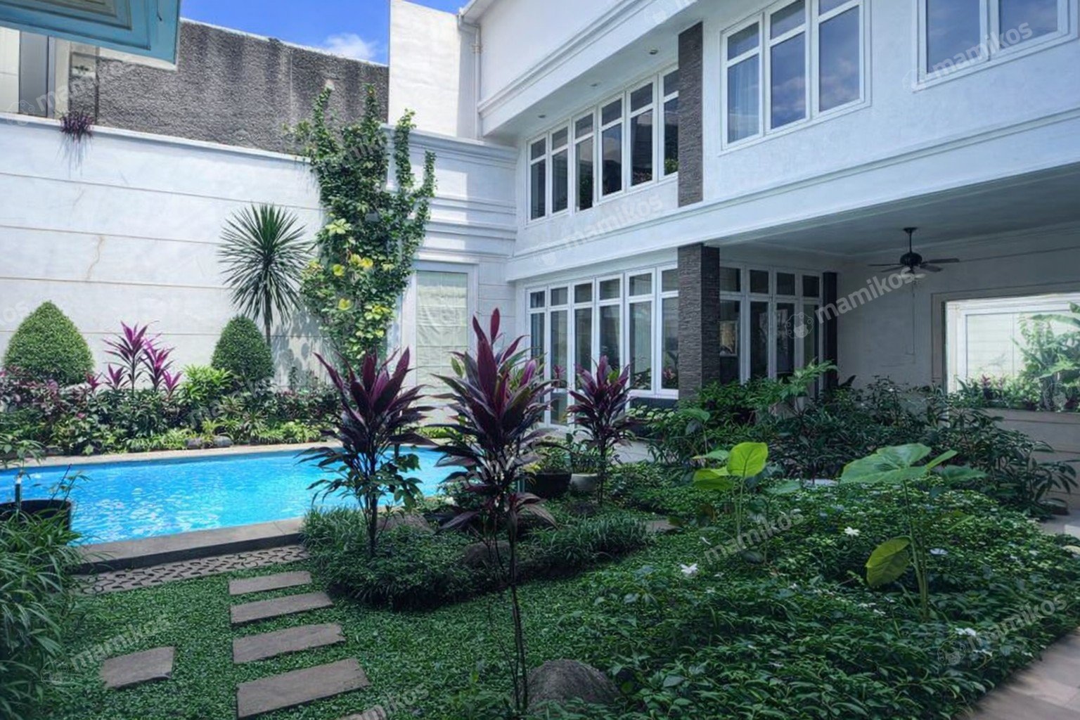 Rumah Sertifikat SHM 6 Kamar Tidur 6 Kamar Mandi Kemang Jakarta Selatan