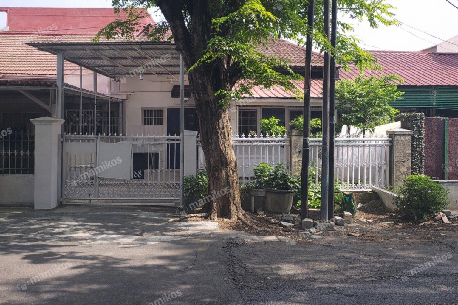Rumah 3 Kamar Tidur 2 Kamar Mandi 2 Lantai Kayu Putih Jakarta Timur