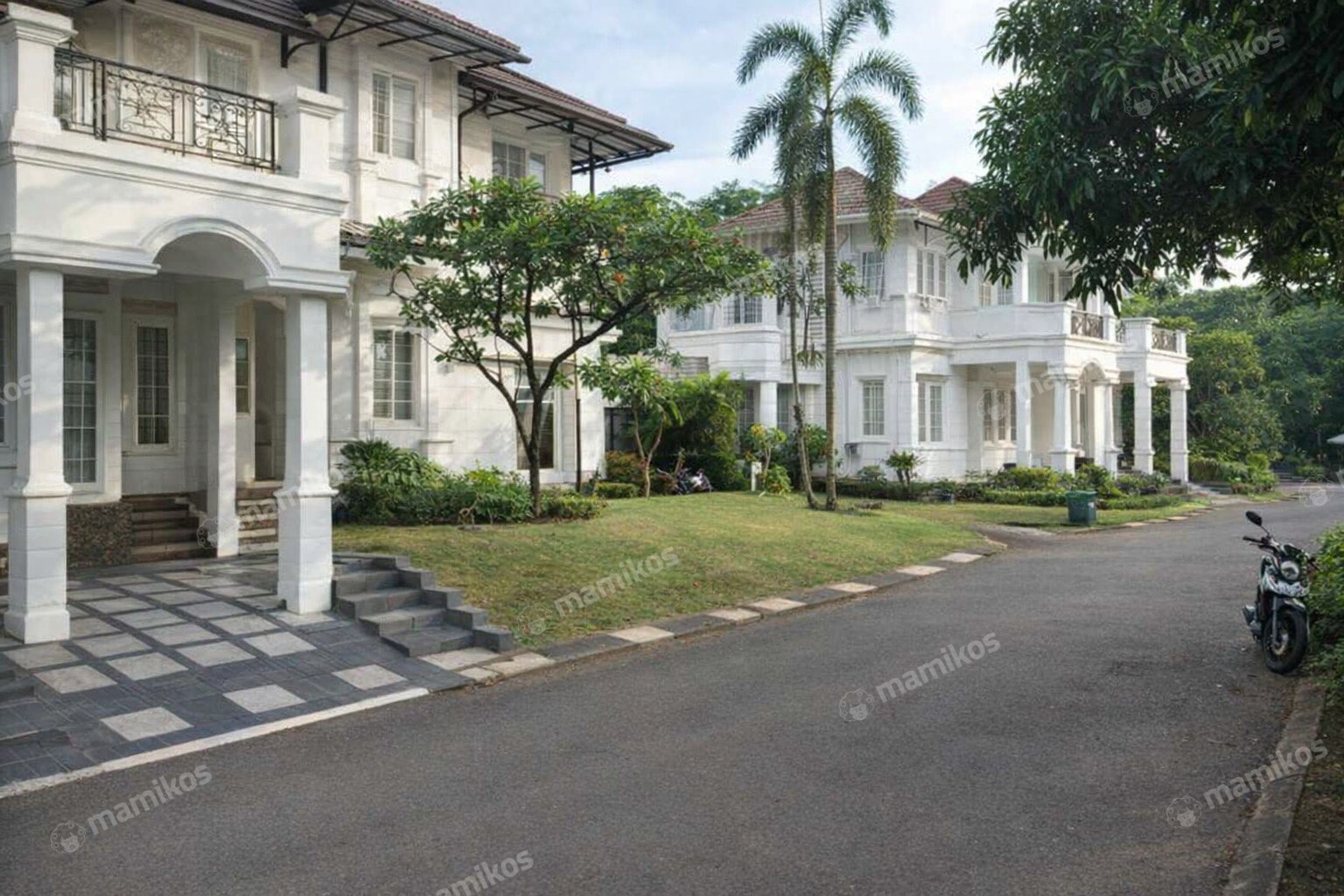 Rumah Sertifikat SHM 5 Kamar Tidur 4 Kamar Mandi Legenda Wisata Jakarta Timur - Photo 2