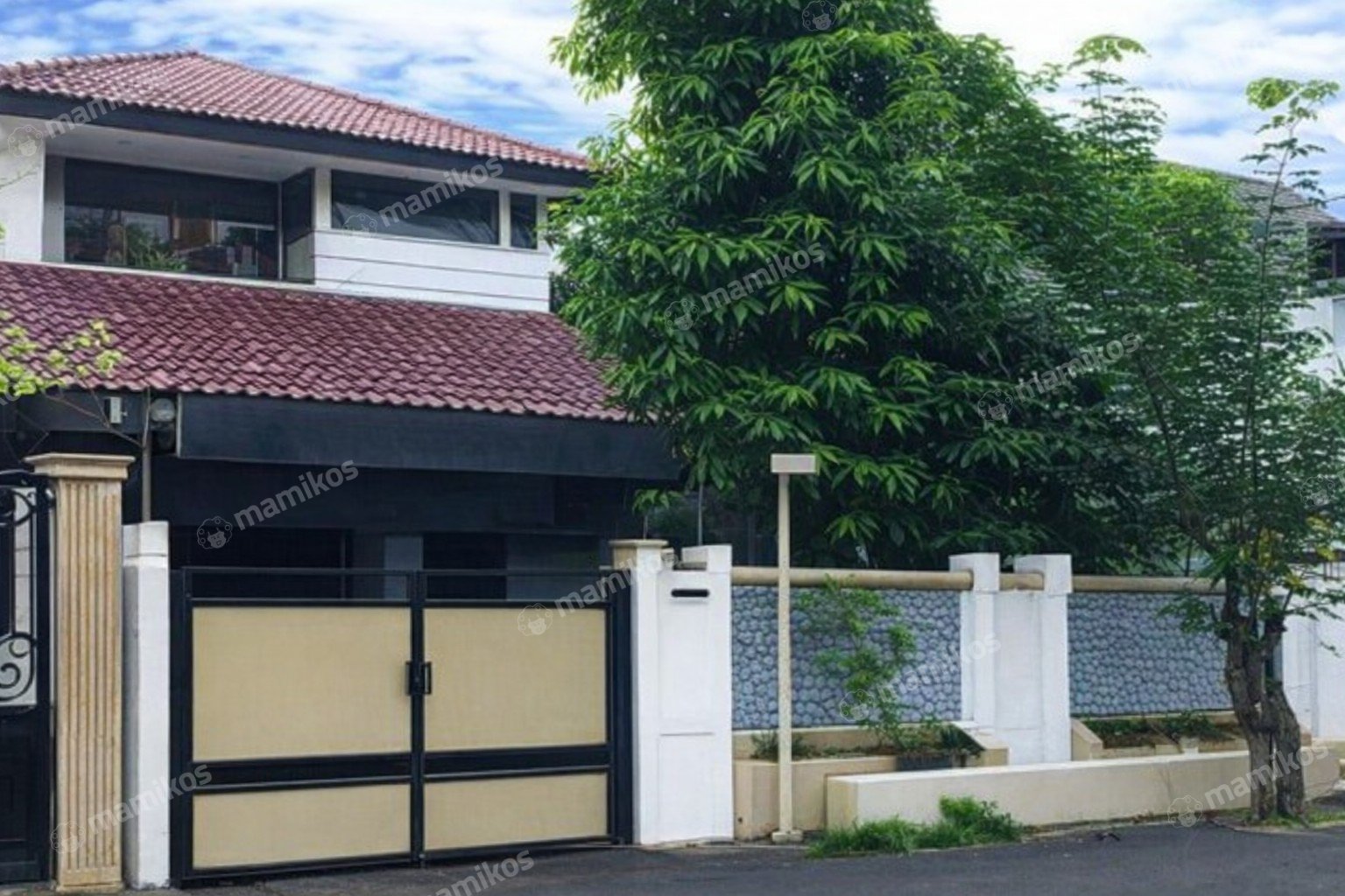 Rumah Sertifikat SHM 4 Kamar Tidur 3 Kamar Mandi Intercon Jakarta Barat