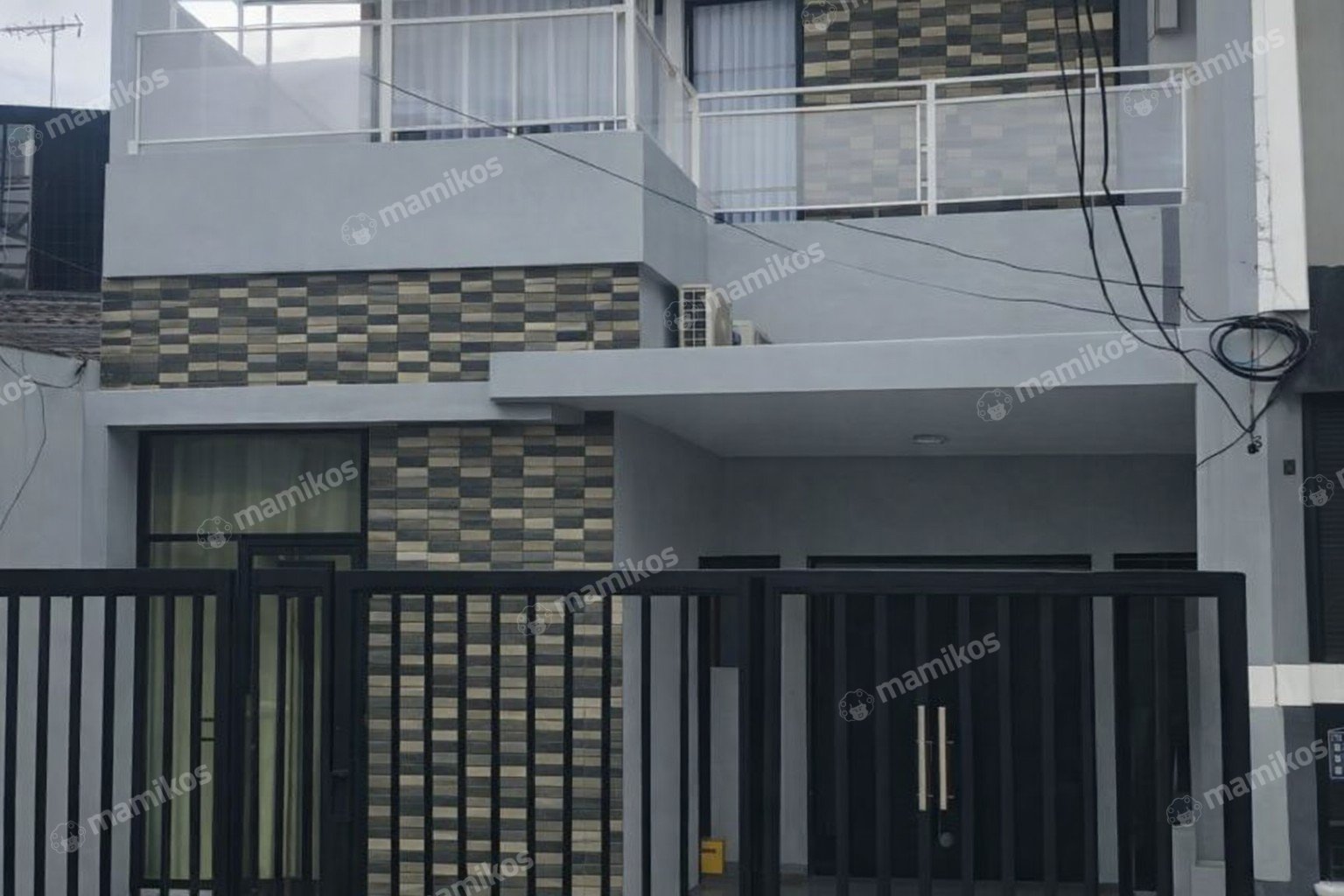Rumah Sertifikat SHM 4 Kamar Tidur 2 Kamar Mandi Taman Surya Jakarta Barat