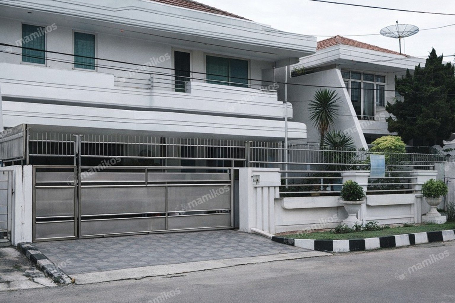 Rumah Sertifikat SHM 4 Kamar Tidur 4 Kamar Mandi Green garden Jakarta Barat
