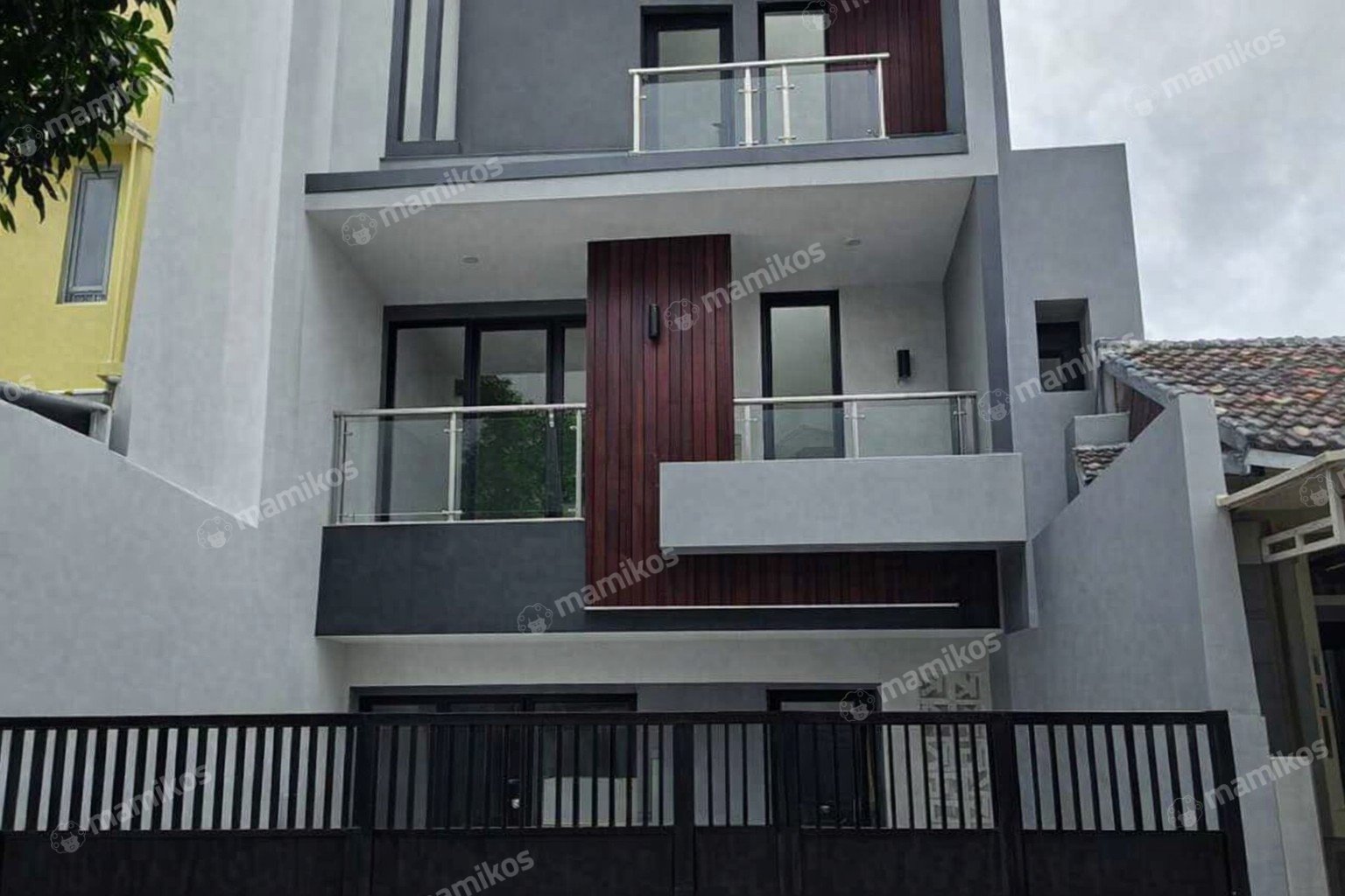 Rumah Sertifikat SHM 5 Kamar Tidur 4 Kamar Mandi Pegadungan Jakarta Barat