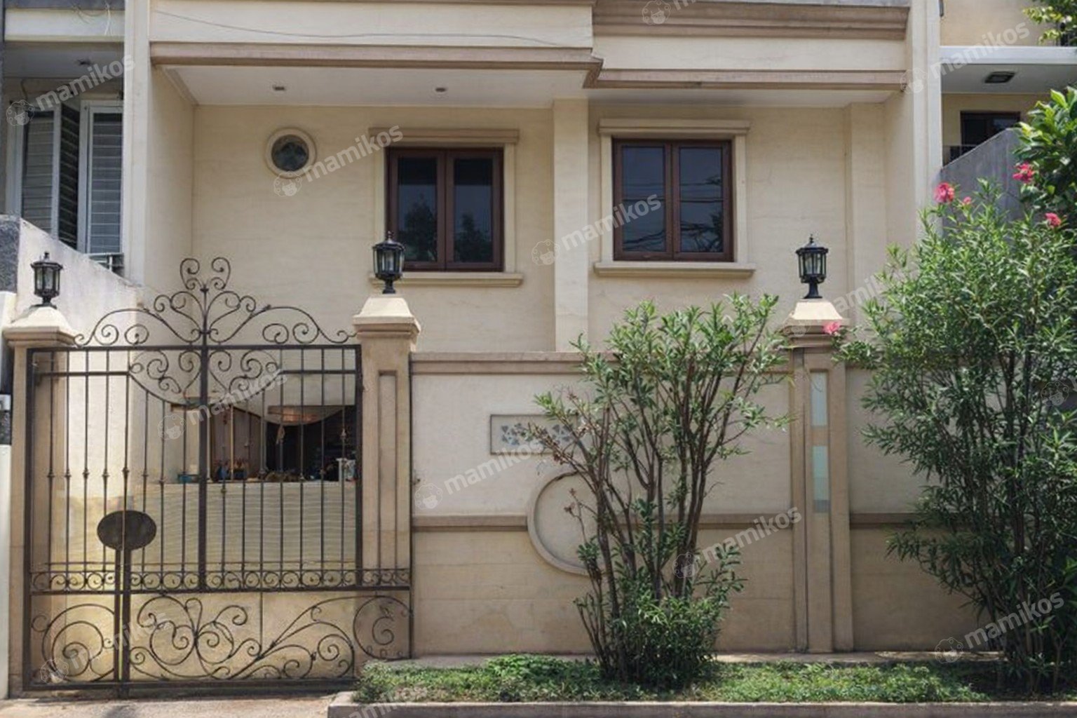 Rumah Sertifikat SHM 4 Kamar Tidur 5 Kamar Mandi Taman Palem Jakarta Barat