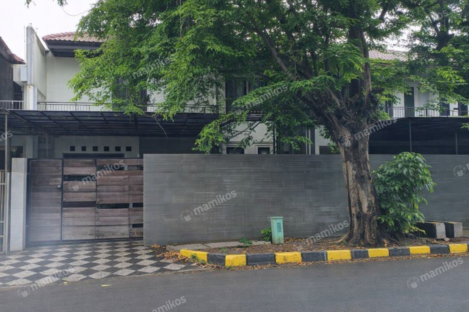 Rumah Sertifikat SHM 4 Kamar Tidur 4 Kamar Mandi Intercon Jakarta Barat