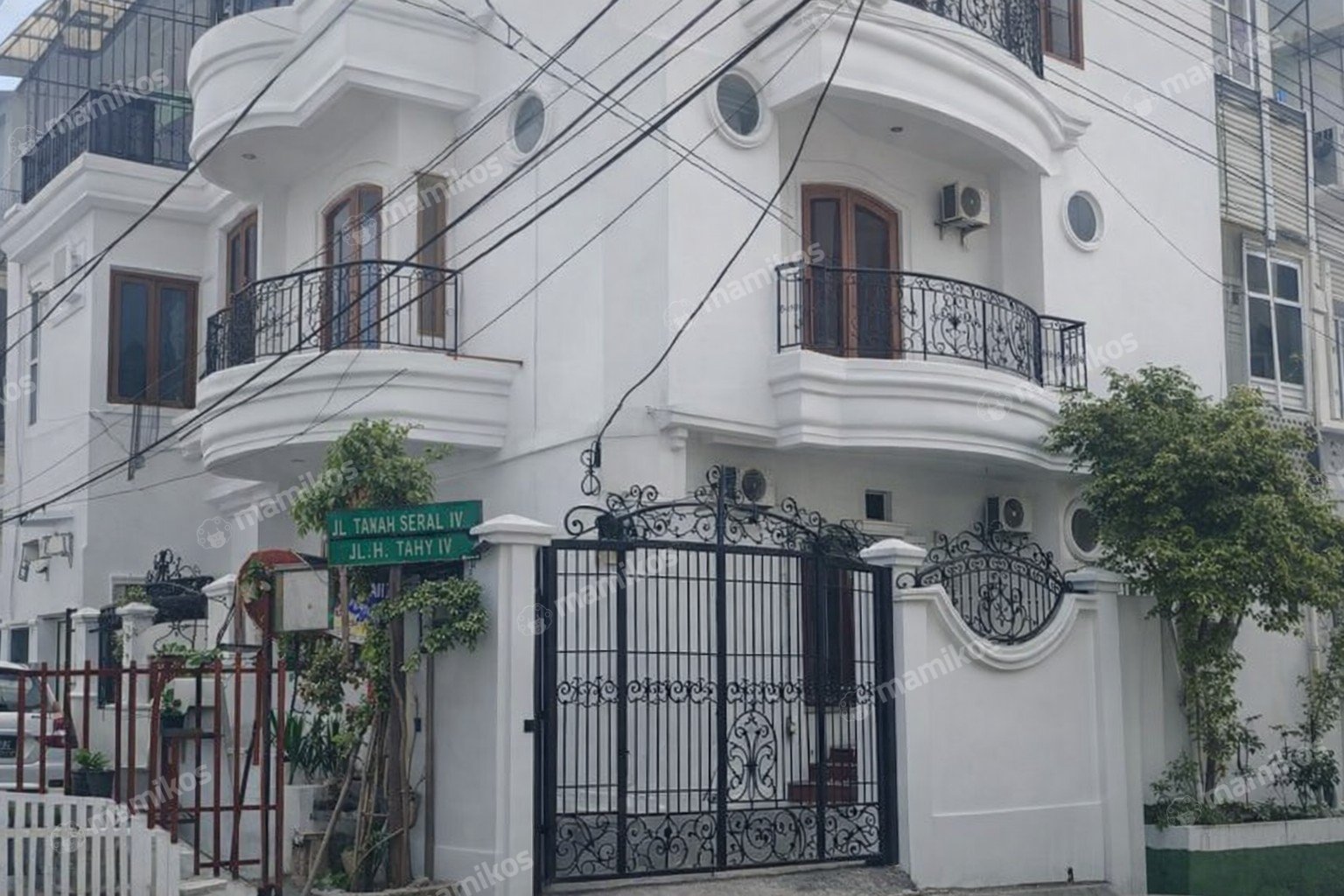 Rumah 4 Kamar Tidur 2 Kamar Mandi 3 Lantai Tambora Jakarta Barat