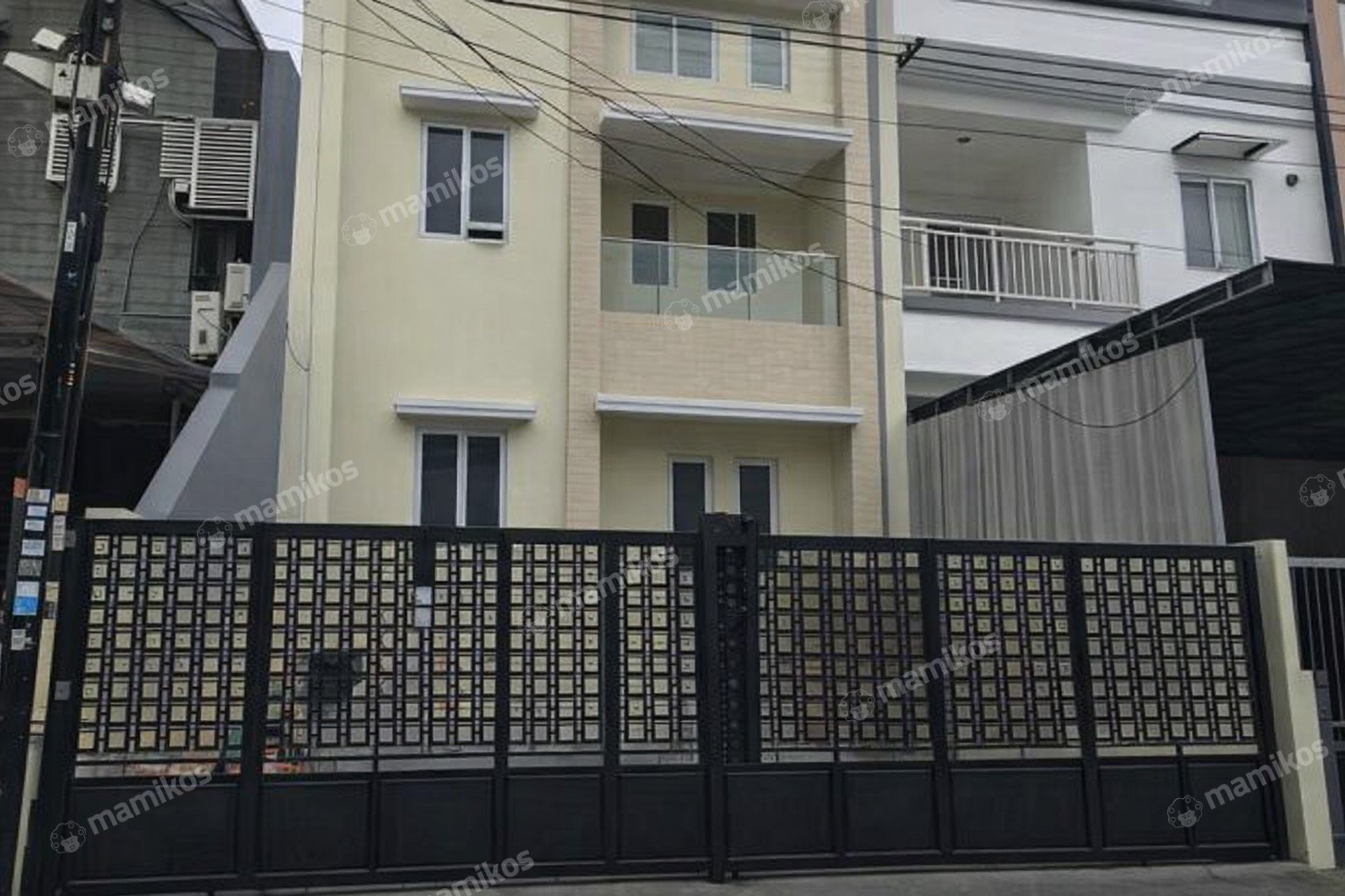 Rumah Sertifikat SHM 7 Kamar Tidur 5 Kamar Mandi Taman Ratu Jakarta Barat