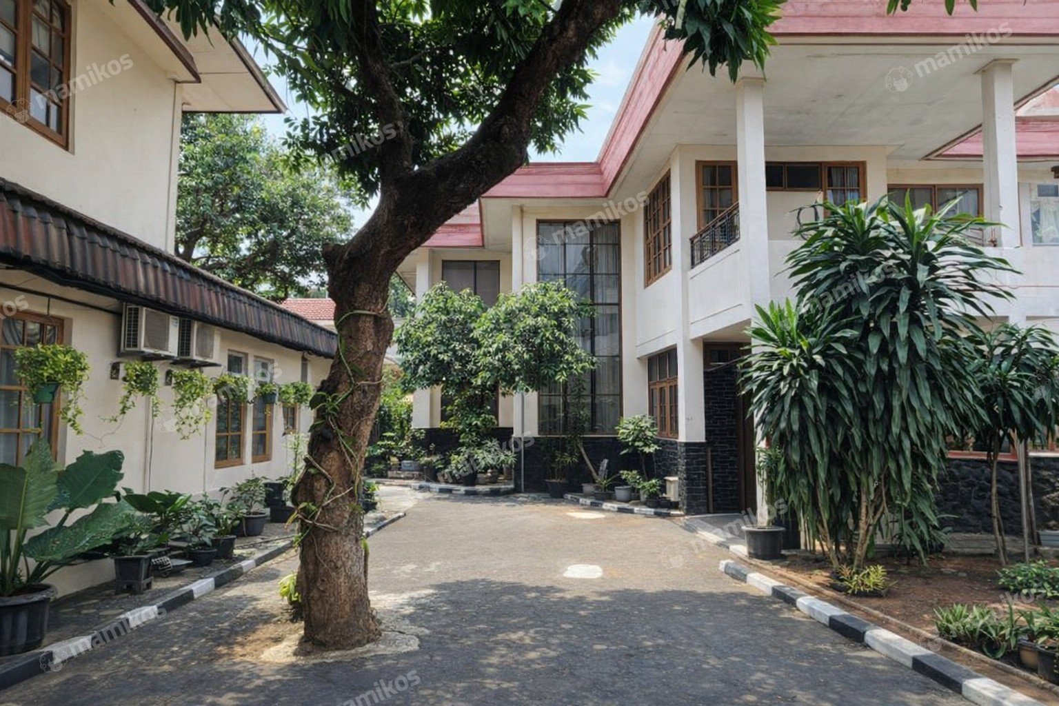 Rumah Sertifikat SHM 9 Kamar Tidur 6 Kamar Mandi Joglo Jakarta Barat