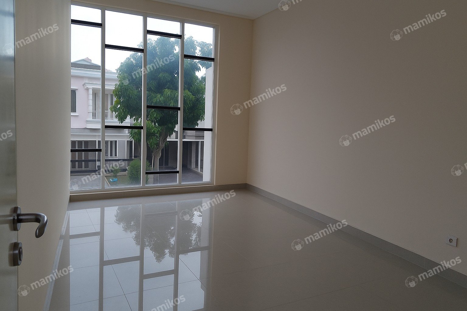 Rumah Sertifikat SHM 3 Kamar Tidur 3 Kamar Mandi Green Lake City Jakarta Barat
