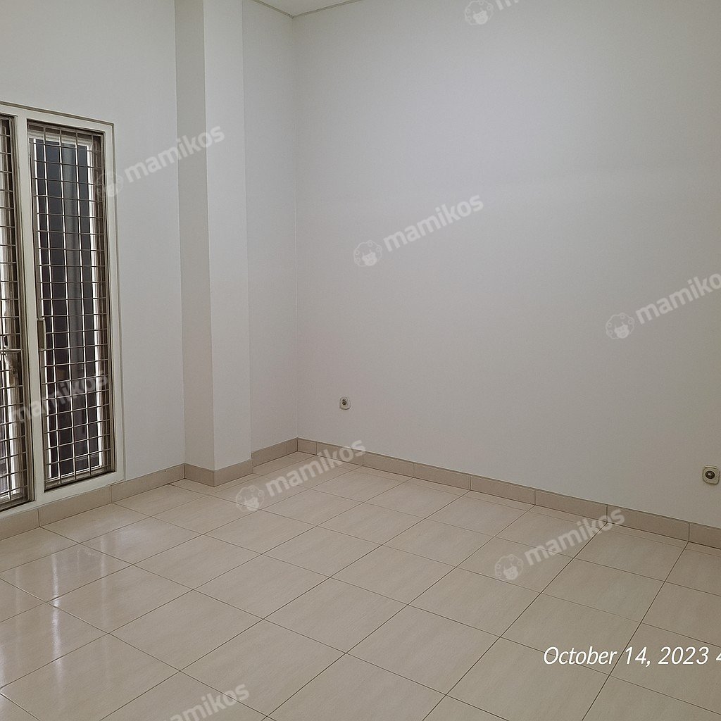 Rumah Sertifikat SHM 3 Kamar Tidur 3 Kamar Mandi Raffles Hills Jakarta Timur - Photo 4