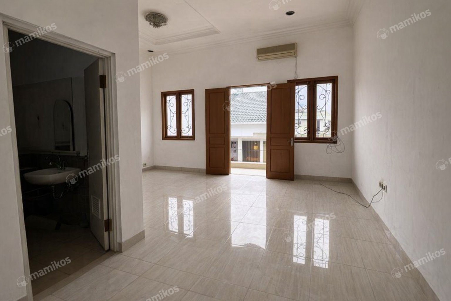 Rumah Sertifikat SHM 3 Kamar Tidur 3 Kamar Mandi Taman Ratu Jakarta Barat