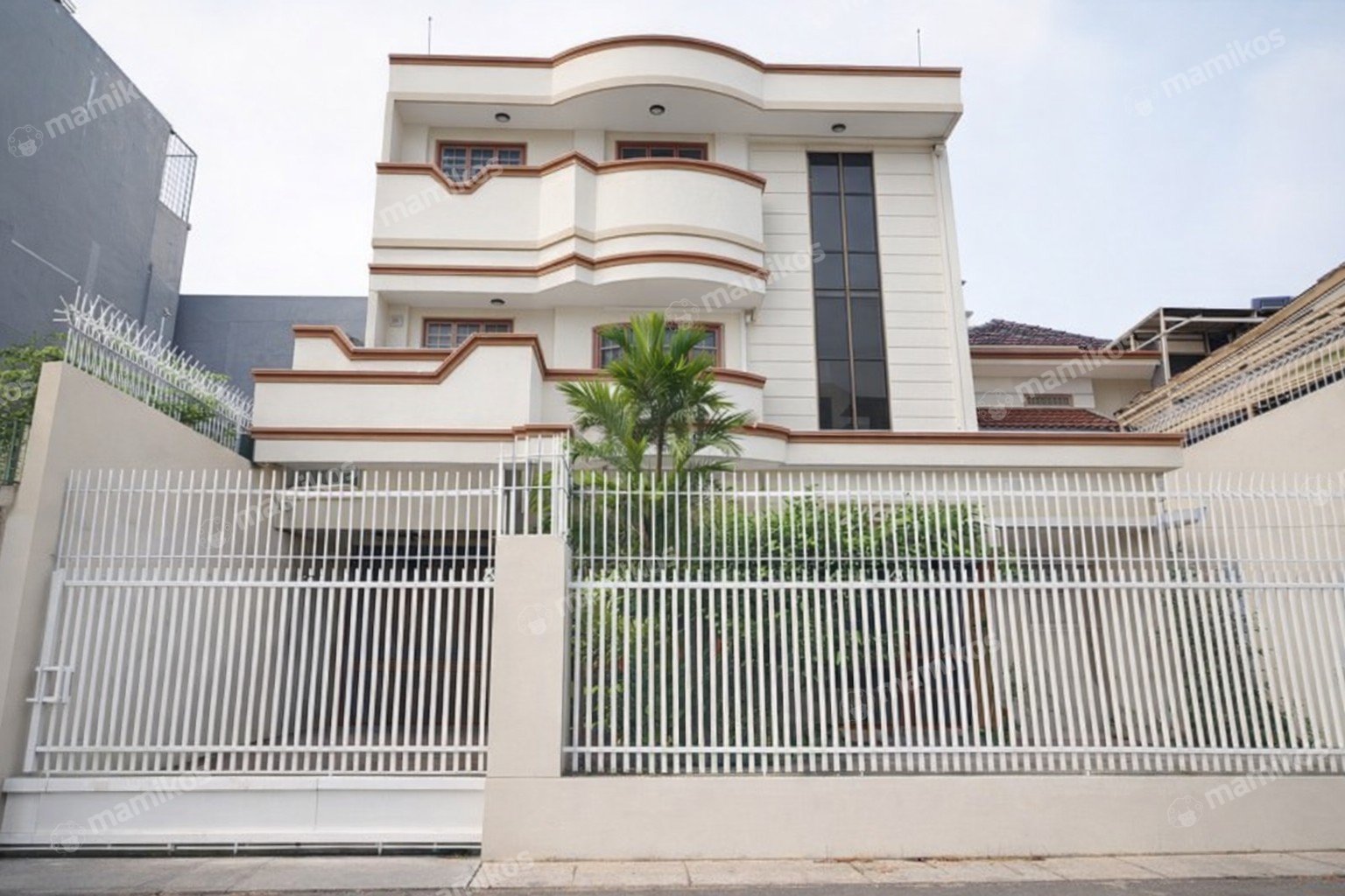 Rumah Sertifikat SHM 7 Kamar Tidur 4 Kamar Mandi Tamansari Jakarta Barat