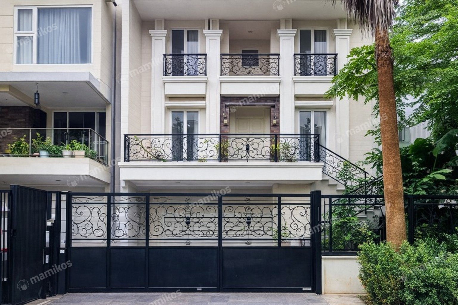 Rumah Sertifikat SHM 4 Kamar Tidur 4 Kamar Mandi Intercon Jakarta Barat