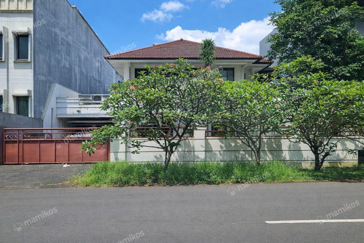 Rumah Sertifikat SHM 5 Kamar Tidur 4 Kamar Mandi Intercon Jakarta Barat
