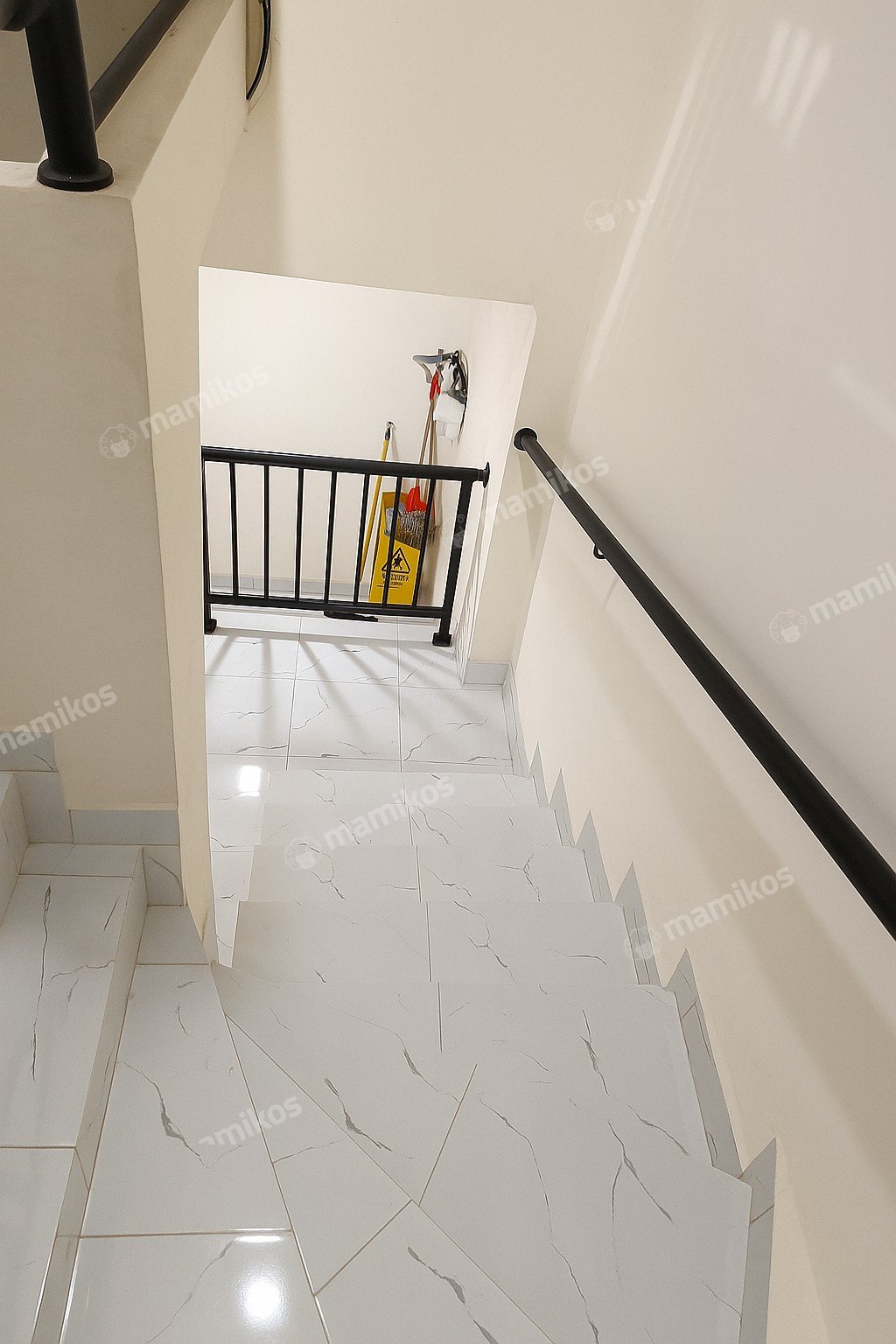 Rumah Sertifikat SHM 3 Kamar Tidur 2 Kamar Mandi Taman Surya Jakarta Barat - Photo 2