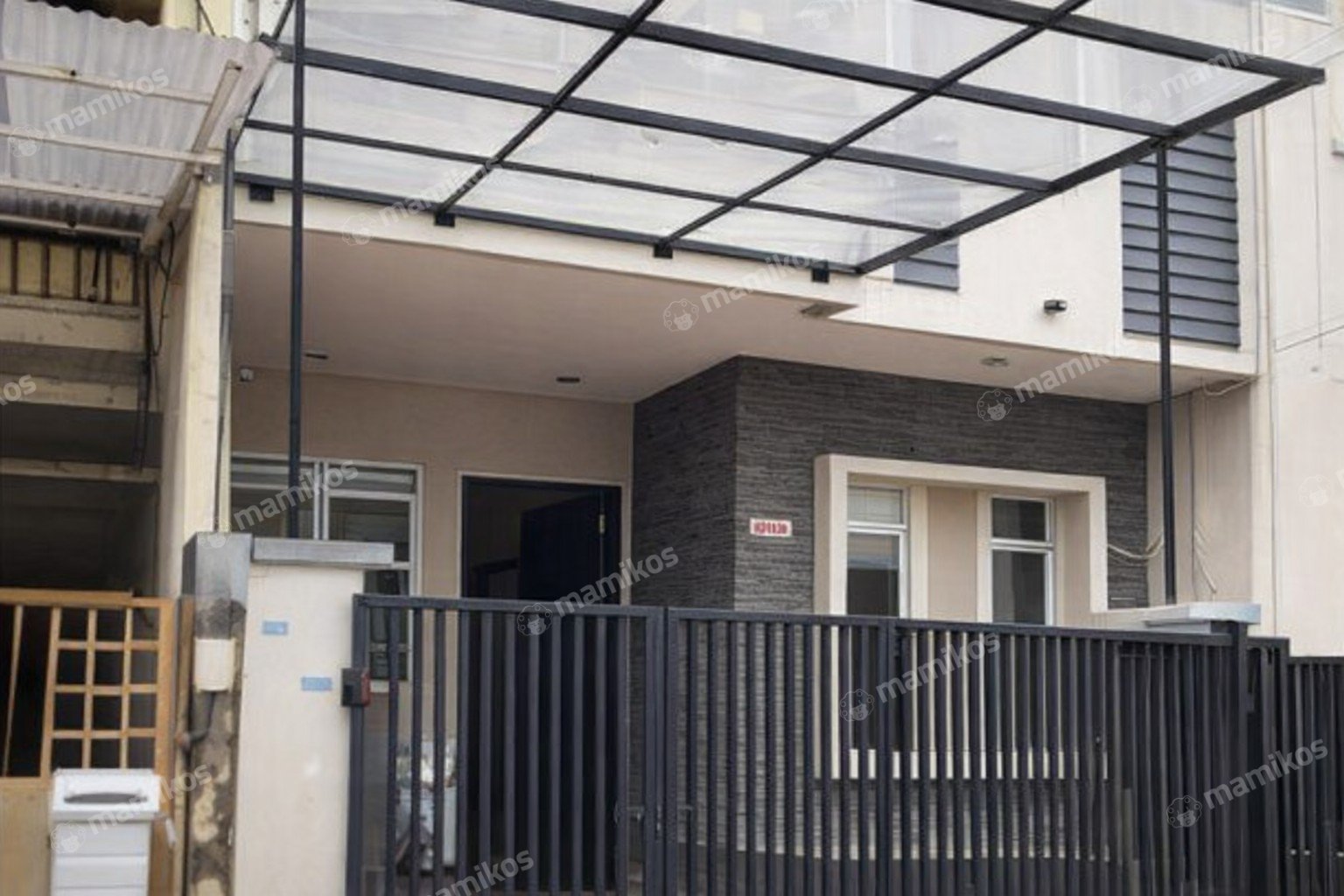 Rumah Sertifikat SHM 5 Kamar Tidur 3 Kamar Mandi Taman Ratu Jakarta Barat